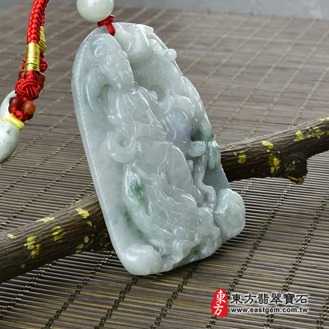 虛空藏菩薩項鍊玉珮左側照片  翡翠觀世音菩薩項鍊玉珮（觀世音菩薩，乘龍觀音：觀世音菩薩牌A貨翡翠觀世音菩薩玉珮、緬甸玉觀世音菩薩玉墜）。糯種三彩翡觀世音菩薩，GY722。客製化訂做各種翡翠觀世音菩薩吊墜玉珮項鍊。★附A貨翡翠雙證書