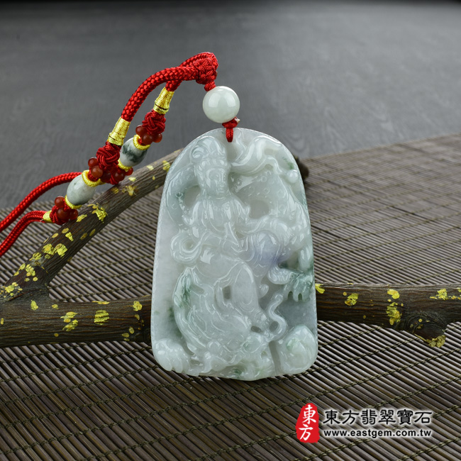 虛空藏菩薩項鍊玉珮情境照片  翡翠觀世音菩薩項鍊玉珮（觀世音菩薩，乘龍觀音：觀世音菩薩牌A貨翡翠觀世音菩薩玉珮、緬甸玉觀世音菩薩玉墜）。糯種三彩翡觀世音菩薩，GY722。客製化訂做各種翡翠觀世音菩薩吊墜玉珮項鍊。★附A貨翡翠雙證書