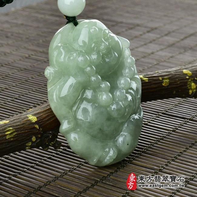 彌勒佛項鍊玉珮左側照片  翡翠彌勒佛項鍊玉珮（彌勒佛：彌勒佛牌A貨翡翠彌勒佛玉珮、緬甸玉彌勒佛玉墜）。綠色糯豆種彌勒佛，ML195。客製化訂做各種翡翠彌勒佛吊墜玉珮項鍊。★附A貨翡翠雙證書