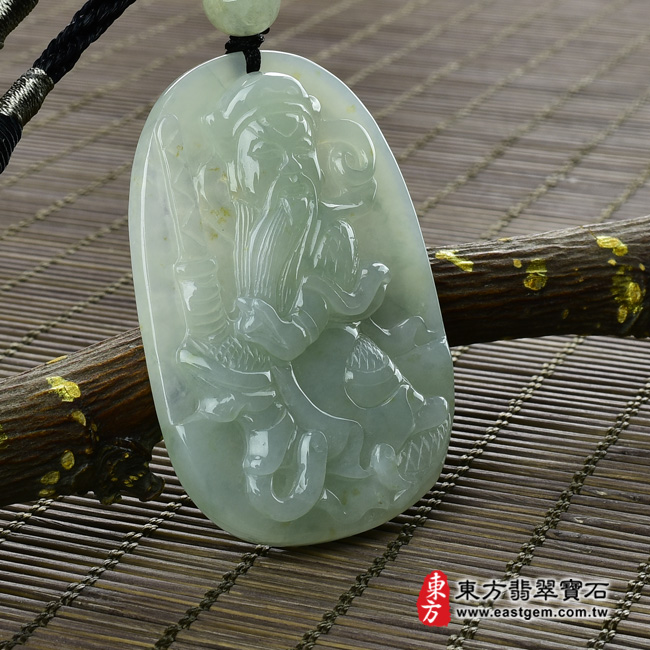 玄天上帝項鍊玉珮左側照片  翡翠玄天上帝項鍊玉珮（玄天上帝：玄天上帝牌A貨翡翠玄天上帝玉珮、緬甸玉玄天上帝玉墜）。淡綠糯種撒金花玄天上帝，ST028。客製化訂做各種翡翠玄天上帝吊墜玉珮項鍊。★附A貨翡翠雙證書