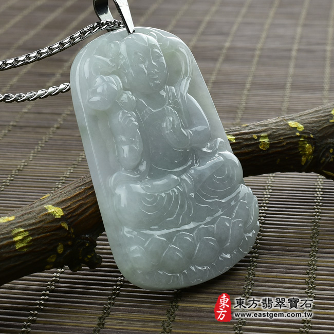 三太子項鍊玉珮左側照片  翡翠哪吒三太子項鍊玉珮（中壇元帥、哪吒：哪吒三太子牌A貨翡翠三太子玉珮、緬甸玉哪吒三太子玉墜）。淡綠色糯種三太子，TT069。客製化訂做各種翡翠哪吒三太子吊墜玉珮項鍊。★附A貨翡翠雙證書