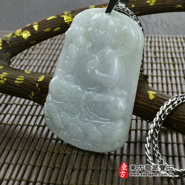 三太子項鍊玉珮右側照片  翡翠哪吒三太子項鍊玉珮（中壇元帥、哪吒：哪吒三太子牌A貨翡翠三太子玉珮、緬甸玉哪吒三太子玉墜）。淡綠色糯種三太子，TT069。客製化訂做各種翡翠哪吒三太子吊墜玉珮項鍊。★附A貨翡翠雙證書