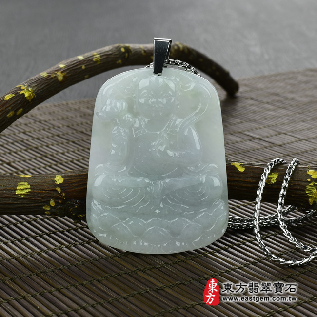 三太子項鍊玉珮情境照片  翡翠哪吒三太子項鍊玉珮（中壇元帥、哪吒：哪吒三太子牌A貨翡翠三太子玉珮、緬甸玉哪吒三太子玉墜）。淡綠色糯種三太子，TT069。客製化訂做各種翡翠哪吒三太子吊墜玉珮項鍊。★附A貨翡翠雙證書