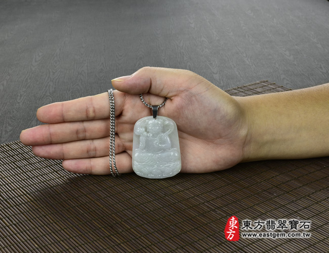 三太子項鍊玉珮大小示意照片  翡翠哪吒三太子項鍊玉珮（中壇元帥、哪吒：哪吒三太子牌A貨翡翠三太子玉珮、緬甸玉哪吒三太子玉墜）。淡綠色糯種三太子，TT069。客製化訂做各種翡翠哪吒三太子吊墜玉珮項鍊。★附A貨翡翠雙證書
