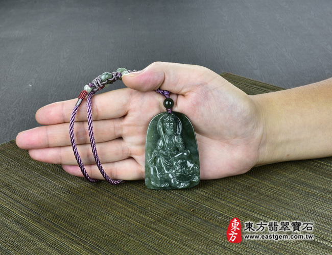 文殊菩薩項鍊玉珮大小示意照片  （已出售勿下標，可訂做）翡翠文殊菩薩項鍊玉珮（文殊菩薩：文殊菩薩牌A貨翡翠文殊菩薩玉珮、緬甸玉文殊菩薩玉墜）。綠色油青糯種文殊菩薩，WS078。客製化訂做各種翡翠文殊菩薩吊墜玉珮項鍊。★附A貨翡翠雙證書
