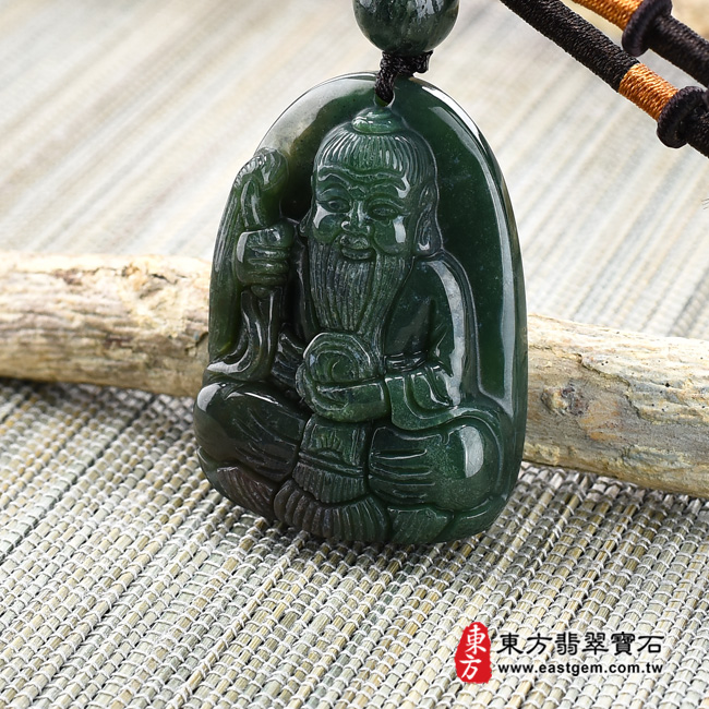 太上老君項鍊玉珮右側照片  水草玉太上老君項鍊玉珮（道德天尊：太上老君牌水草玉太上老君玉珮、水草玉太上老君玉墜）。墨綠帶紅色水草玉太上老君，KN071。客製化訂做各種水草太上老君吊墜玉珮項鍊。★附東方翡翠寶石保證卡