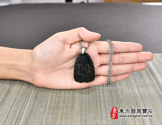 媽袓項鍊玉珮大小示意圖  水草玉媽祖項鍊玉珮（天上聖母：媽祖牌水草玉媽祖玉珮、水草玉媽祖玉墜）。墨綠帶褐水草玉媽祖，MD074。客製化訂做各種水草玉媽祖吊墜玉珮項鍊。★附東方翡翠寶石保證卡