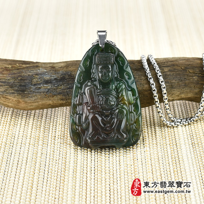 媽袓項鍊玉珮情境照片  水草玉媽祖項鍊玉珮（天上聖母：媽祖牌水草玉媽祖玉珮、水草玉媽祖玉墜）。墨綠帶褐水草玉媽祖，MD075。客製化訂做各種水草玉媽祖吊墜玉珮項鍊。★附東方翡翠寶石保證卡