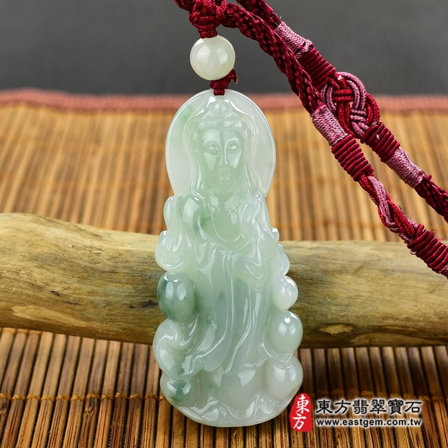 翡翠觀世音菩薩正面照片 （已出售勿下標，可訂做）翡翠觀世音菩薩項鍊玉珮（觀世音菩薩：觀世音菩薩牌A貨翡翠觀世音菩薩玉珮、緬甸玉觀世音菩薩玉墜）。淡綠糯種觀世音菩薩，GY744。客製化訂做各種翡翠觀世音菩薩吊墜玉珮項鍊。★附A貨翡翠雙證書