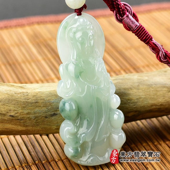 翡翠觀世音菩薩左側照片 （已出售勿下標，可訂做）翡翠觀世音菩薩項鍊玉珮（觀世音菩薩：觀世音菩薩牌A貨翡翠觀世音菩薩玉珮、緬甸玉觀世音菩薩玉墜）。淡綠糯種觀世音菩薩，GY744。客製化訂做各種翡翠觀世音菩薩吊墜玉珮項鍊。★附A貨翡翠雙證書