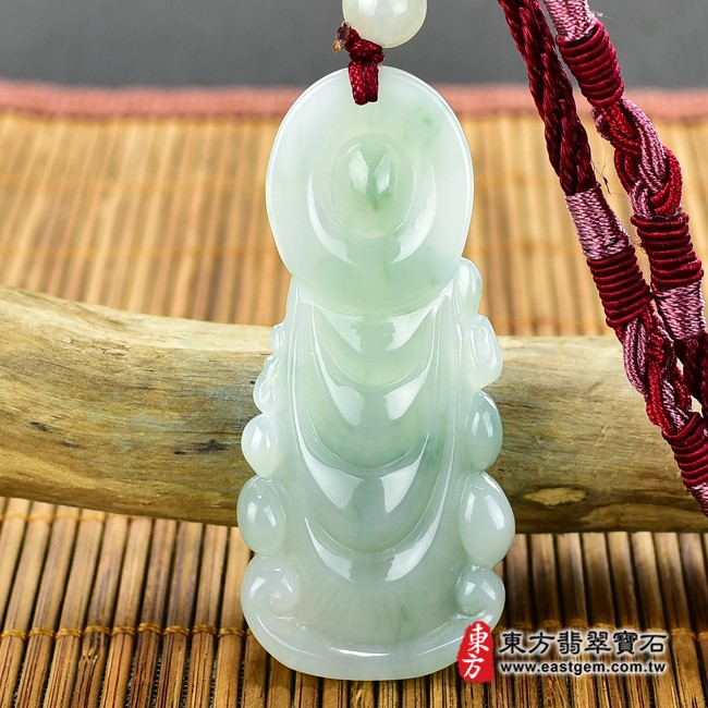 翡翠觀世音菩薩背面照片 （已出售勿下標，可訂做）翡翠觀世音菩薩項鍊玉珮（觀世音菩薩：觀世音菩薩牌A貨翡翠觀世音菩薩玉珮、緬甸玉觀世音菩薩玉墜）。淡綠糯種觀世音菩薩，GY744。客製化訂做各種翡翠觀世音菩薩吊墜玉珮項鍊。★附A貨翡翠雙證書