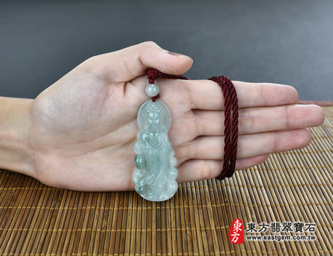 翡翠觀世音菩薩大小示意照片 （已出售勿下標，可訂做）翡翠觀世音菩薩項鍊玉珮（觀世音菩薩：觀世音菩薩牌A貨翡翠觀世音菩薩玉珮、緬甸玉觀世音菩薩玉墜）。淡綠糯種觀世音菩薩，GY744。客製化訂做各種翡翠觀世音菩薩吊墜玉珮項鍊。★附A貨翡翠雙證書