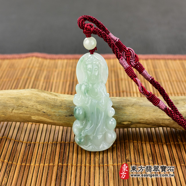 翡翠觀世音菩薩情境照片 （已出售勿下標，可訂做）翡翠觀世音菩薩項鍊玉珮（觀世音菩薩：觀世音菩薩牌A貨翡翠觀世音菩薩玉珮、緬甸玉觀世音菩薩玉墜）。淡綠糯種觀世音菩薩，GY744。客製化訂做各種翡翠觀世音菩薩吊墜玉珮項鍊。★附A貨翡翠雙證書