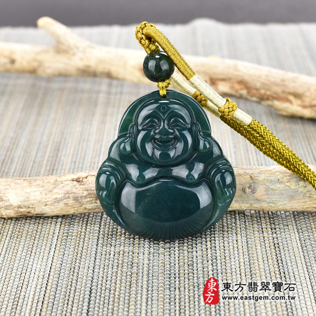 彌勒佛項鍊玉珮情境照片  水草玉彌勒佛項鍊玉珮（彌勒佛：彌勒佛牌水草玉彌勒佛玉珮、水草玉彌勒佛玉墜）。墨綠水草玉彌勒佛，ML213。客製化訂做各種水草玉彌勒佛吊墜玉珮項鍊。★附東方翡翠寶石保證卡