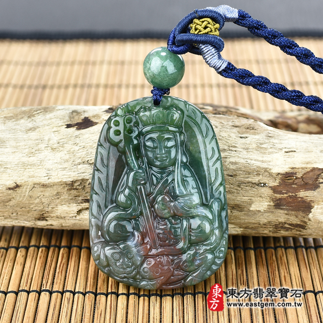 水草玉地藏王菩薩項鍊玉珮情境照片 水草玉地藏王菩薩項鍊玉珮（地藏王菩薩：地藏王菩薩牌水草玉地藏王菩薩玉珮、水草玉地藏王菩薩玉墜）。綠帶紅水草玉地藏王菩薩，DY049。客製化訂做各種水草玉地藏王菩薩吊墜玉珮項鍊。★附東方翡翠寶石保證卡