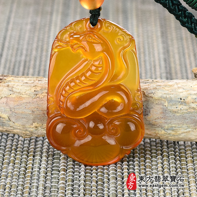 靈蛇項鍊玉珮正面照片  瑪瑙蛇項鍊玉珮（如意蛇：蛇牌瑪瑙蛇玉珮、玉髓蛇玉墜、蛇十二生肖項鍊）。紅瑪瑙玉髓蛇，SN016。客製化訂做各種瑪瑙玉髓蛇吊墜玉珮項鍊。★附東方翡翠寶石保證卡