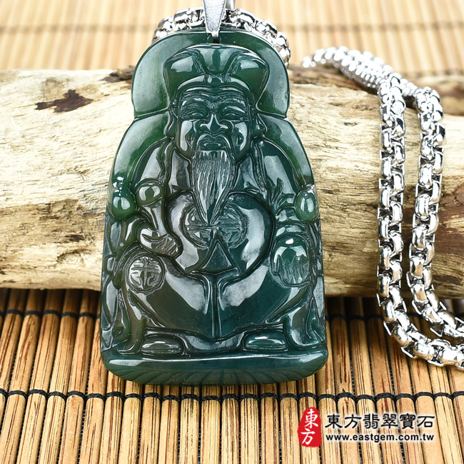 福德正神土地公財神爺項鍊玉珮正面照片  水草玉福德正神土地公財神爺項鍊玉珮（福德正神：福德正神土地公財神爺牌水草玉福德正神土地公財神爺玉珮、水草玉福德正神土地公財神爺玉墜）。墨綠帶褐水草玉福德正神土地公財神爺，TD025。客製化訂做各種水草玉福德正神土地公財神爺吊墜玉珮項鍊。★附東方翡翠寶石保證卡