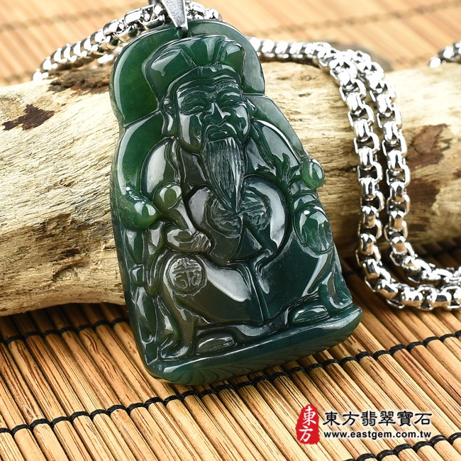 福德正神土地公財神爺項鍊玉珮左側照片  水草玉福德正神土地公財神爺項鍊玉珮（福德正神：福德正神土地公財神爺牌水草玉福德正神土地公財神爺玉珮、水草玉福德正神土地公財神爺玉墜）。墨綠帶褐水草玉福德正神土地公財神爺，TD025。客製化訂做各種水草玉福德正神土地公財神爺吊墜玉珮項鍊。★附東方翡翠寶石保證卡
