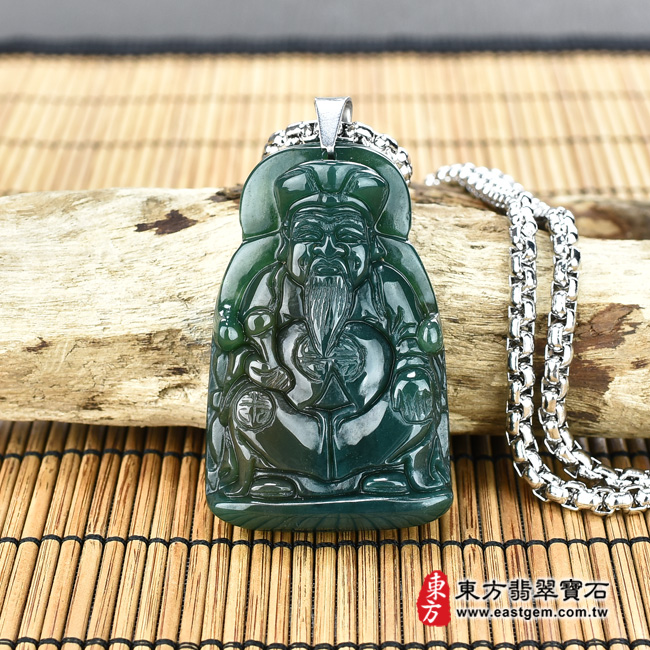 福德正神土地公財神爺項鍊玉珮情境照片  水草玉福德正神土地公財神爺項鍊玉珮（福德正神：福德正神土地公財神爺牌水草玉福德正神土地公財神爺玉珮、水草玉福德正神土地公財神爺玉墜）。墨綠帶褐水草玉福德正神土地公財神爺，TD025。客製化訂做各種水草玉福德正神土地公財神爺吊墜玉珮項鍊。★附東方翡翠寶石保證卡