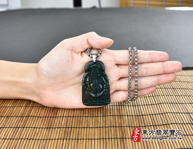 福德正神土地公財神爺項鍊玉珮大小示意圖  水草玉福德正神土地公財神爺項鍊玉珮（福德正神：福德正神土地公財神爺牌水草玉福德正神土地公財神爺玉珮、水草玉福德正神土地公財神爺玉墜）。墨綠帶褐水草玉福德正神土地公財神爺，TD025。客製化訂做各種水草玉福德正神土地公財神爺吊墜玉珮項鍊。★附東方翡翠寶石保證卡