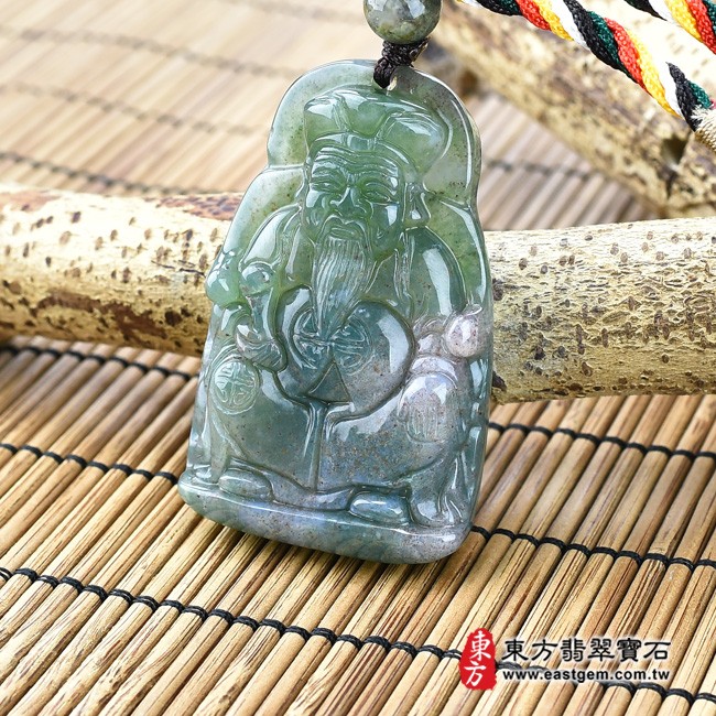 福德正神土地公財神爺項鍊玉珮右側照片  水草玉福德正神土地公財神爺項鍊玉珮（福德正神：福德正神土地公財神爺牌水草玉福德正神土地公財神爺玉珮、水草玉福德正神土地公財神爺玉墜）。綠帶紫水草玉福德正神土地公財神爺，TD026。客製化訂做各種水草玉福德正神土地公財神爺吊墜玉珮項鍊。★附東方翡翠寶石保證卡
