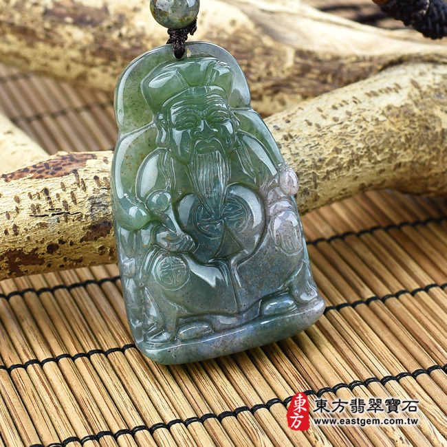 福德正神土地公財神爺項鍊玉珮左側照片  水草玉福德正神土地公財神爺項鍊玉珮（福德正神：福德正神土地公財神爺牌水草玉福德正神土地公財神爺玉珮、水草玉福德正神土地公財神爺玉墜）。綠帶紫水草玉福德正神土地公財神爺，TD026。客製化訂做各種水草玉福德正神土地公財神爺吊墜玉珮項鍊。★附東方翡翠寶石保證卡