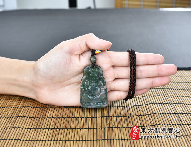 福德正神土地公財神爺項鍊玉珮大小示意圖  水草玉福德正神土地公財神爺項鍊玉珮（福德正神：福德正神土地公財神爺牌水草玉福德正神土地公財神爺玉珮、水草玉福德正神土地公財神爺玉墜）。綠帶紫水草玉福德正神土地公財神爺，TD026。客製化訂做各種水草玉福德正神土地公財神爺吊墜玉珮項鍊。★附東方翡翠寶石保證卡