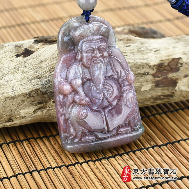 福德正神土地公財神爺項鍊玉珮左側照片  水草玉福德正神土地公財神爺項鍊玉珮（福德正神：福德正神土地公財神爺牌水草玉福德正神土地公財神爺玉珮、水草玉福德正神土地公財神爺玉墜）。紅帶微綠水草玉福德正神土地公財神爺，TD027。客製化訂做各種水草玉福德正神土地公財神爺吊墜玉珮項鍊。★附東方翡翠寶石保證卡