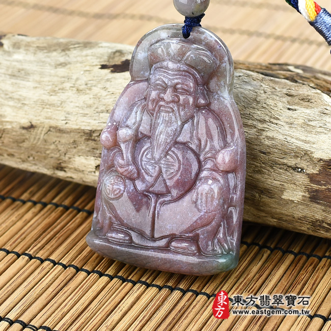 福德正神土地公財神爺項鍊玉珮右側照片  水草玉福德正神土地公財神爺項鍊玉珮（福德正神：福德正神土地公財神爺牌水草玉福德正神土地公財神爺玉珮、水草玉福德正神土地公財神爺玉墜）。紅帶微綠水草玉福德正神土地公財神爺，TD027。客製化訂做各種水草玉福德正神土地公財神爺吊墜玉珮項鍊。★附東方翡翠寶石保證卡