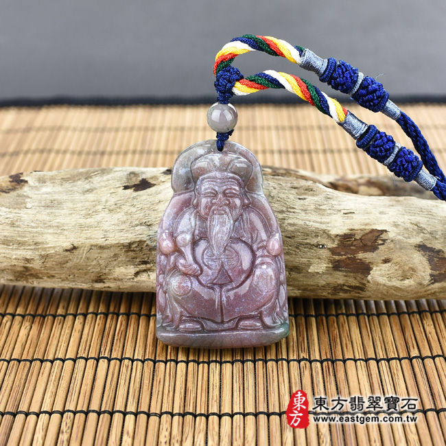 福德正神土地公財神爺項鍊玉珮情境照片  水草玉福德正神土地公財神爺項鍊玉珮（福德正神：福德正神土地公財神爺牌水草玉福德正神土地公財神爺玉珮、水草玉福德正神土地公財神爺玉墜）。紅帶微綠水草玉福德正神土地公財神爺，TD027。客製化訂做各種水草玉福德正神土地公財神爺吊墜玉珮項鍊。★附東方翡翠寶石保證卡