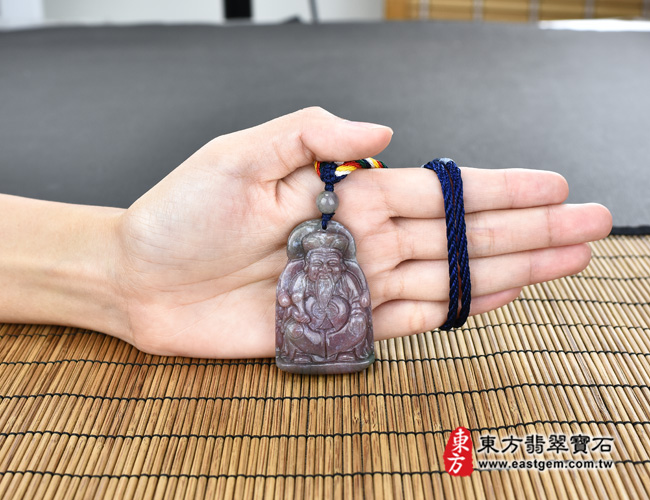 福德正神土地公財神爺項鍊玉珮大小示意圖  水草玉福德正神土地公財神爺項鍊玉珮（福德正神：福德正神土地公財神爺牌水草玉福德正神土地公財神爺玉珮、水草玉福德正神土地公財神爺玉墜）。紅帶微綠水草玉福德正神土地公財神爺，TD027。客製化訂做各種水草玉福德正神土地公財神爺吊墜玉珮項鍊。★附東方翡翠寶石保證卡