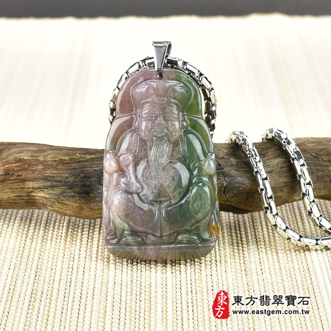 福德正神土地公財神爺項鍊玉珮情境照片  水草玉福德正神土地公財神爺項鍊玉珮（福德正神：福德正神土地公財神爺牌水草玉福德正神土地公財神爺玉珮、水草玉福德正神土地公財神爺玉墜）。紅帶綠水草玉福德正神土地公財神爺，TD028。客製化訂做各種水草玉福德正神土地公財神爺吊墜玉珮項鍊。★附東方翡翠寶石保證卡