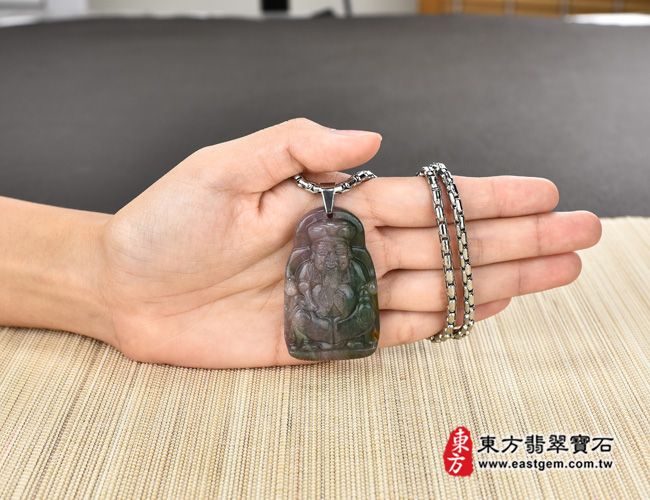 福德正神土地公財神爺項鍊玉珮大小示意圖  水草玉福德正神土地公財神爺項鍊玉珮（福德正神：福德正神土地公財神爺牌水草玉福德正神土地公財神爺玉珮、水草玉福德正神土地公財神爺玉墜）。紅帶綠水草玉福德正神土地公財神爺，TD028。客製化訂做各種水草玉福德正神土地公財神爺吊墜玉珮項鍊。★附東方翡翠寶石保證卡