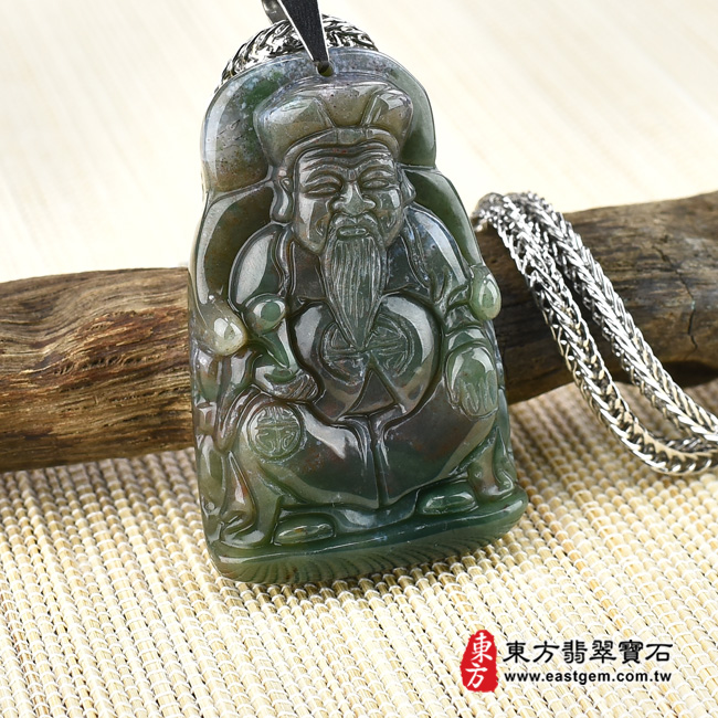 福德正神土地公財神爺項鍊玉珮左側照片  水草玉福德正神土地公財神爺項鍊玉珮（福德正神：福德正神土地公財神爺牌水草玉福德正神土地公財神爺玉珮、水草玉福德正神土地公財神爺玉墜）。綠帶褐水草玉福德正神土地公財神爺，TD029。客製化訂做各種水草玉福德正神土地公財神爺吊墜玉珮項鍊。★附東方翡翠寶石保證卡