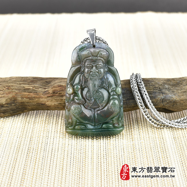 福德正神土地公財神爺項鍊玉珮情境照片  水草玉福德正神土地公財神爺項鍊玉珮（福德正神：福德正神土地公財神爺牌水草玉福德正神土地公財神爺玉珮、水草玉福德正神土地公財神爺玉墜）。綠帶褐水草玉福德正神土地公財神爺，TD029。客製化訂做各種水草玉福德正神土地公財神爺吊墜玉珮項鍊。★附東方翡翠寶石保證卡