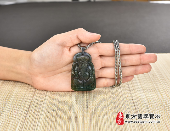福德正神土地公財神爺項鍊玉珮大小示意圖  水草玉福德正神土地公財神爺項鍊玉珮（福德正神：福德正神土地公財神爺牌水草玉福德正神土地公財神爺玉珮、水草玉福德正神土地公財神爺玉墜）。綠帶褐水草玉福德正神土地公財神爺，TD029。客製化訂做各種水草玉福德正神土地公財神爺吊墜玉珮項鍊。★附東方翡翠寶石保證卡
