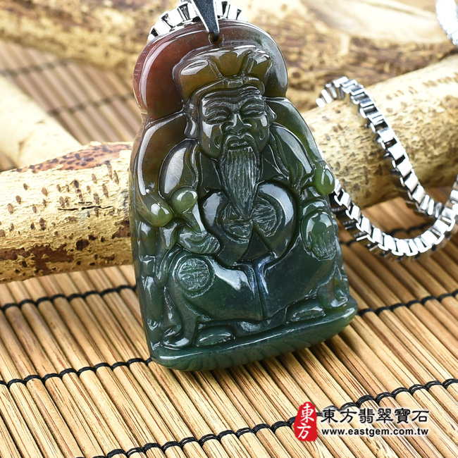 福德正神土地公財神爺項鍊玉珮左側照片  水草玉福德正神土地公財神爺項鍊玉珮（福德正神：福德正神土地公財神爺牌水草玉福德正神土地公財神爺玉珮、水草玉福德正神土地公財神爺玉墜）。墨綠帶褐水草玉福德正神土地公財神爺，TD030。客製化訂做各種水草玉福德正神土地公財神爺吊墜玉珮項鍊。★附東方翡翠寶石保證卡
