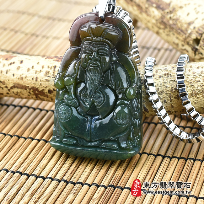 福德正神土地公財神爺項鍊玉珮右側照片  水草玉福德正神土地公財神爺項鍊玉珮（福德正神：福德正神土地公財神爺牌水草玉福德正神土地公財神爺玉珮、水草玉福德正神土地公財神爺玉墜）。墨綠帶褐水草玉福德正神土地公財神爺，TD030。客製化訂做各種水草玉福德正神土地公財神爺吊墜玉珮項鍊。★附東方翡翠寶石保證卡