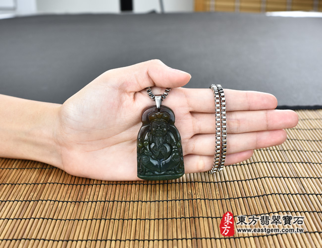 福德正神土地公財神爺項鍊玉珮大小示意圖  水草玉福德正神土地公財神爺項鍊玉珮（福德正神：福德正神土地公財神爺牌水草玉福德正神土地公財神爺玉珮、水草玉福德正神土地公財神爺玉墜）。墨綠帶褐水草玉福德正神土地公財神爺，TD030。客製化訂做各種水草玉福德正神土地公財神爺吊墜玉珮項鍊。★附東方翡翠寶石保證卡