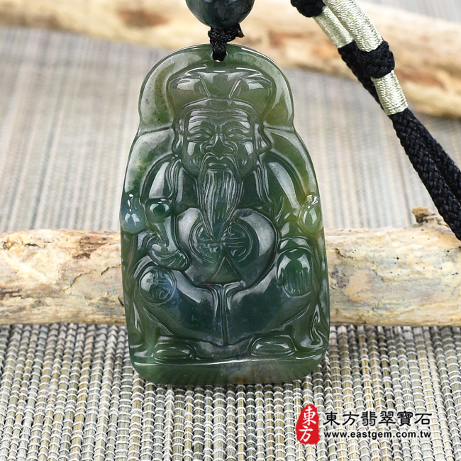 福德正神土地公財神爺項鍊玉珮正面照片  水草玉福德正神土地公財神爺項鍊玉珮（福德正神：福德正神土地公財神爺牌水草玉福德正神土地公財神爺玉珮、水草玉福德正神土地公財神爺玉墜）。綠色水草玉福德正神土地公財神爺，TD031。客製化訂做各種水草玉福德正神土地公財神爺吊墜玉珮項鍊。★附東方翡翠寶石保證卡