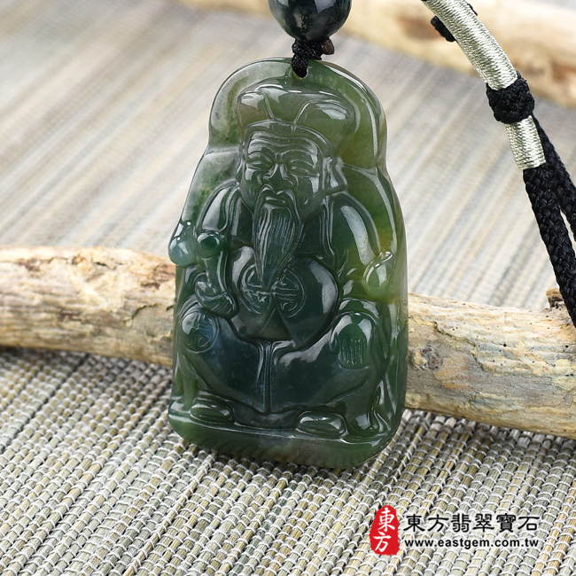 福德正神土地公財神爺項鍊玉珮右側照片  水草玉福德正神土地公財神爺項鍊玉珮（福德正神：福德正神土地公財神爺牌水草玉福德正神土地公財神爺玉珮、水草玉福德正神土地公財神爺玉墜）。綠色水草玉福德正神土地公財神爺，TD031。客製化訂做各種水草玉福德正神土地公財神爺吊墜玉珮項鍊。★附東方翡翠寶石保證卡