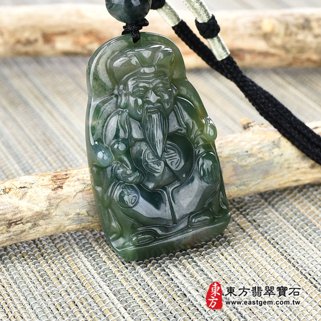 福德正神土地公財神爺項鍊玉珮左側照片  水草玉福德正神土地公財神爺項鍊玉珮（福德正神：福德正神土地公財神爺牌水草玉福德正神土地公財神爺玉珮、水草玉福德正神土地公財神爺玉墜）。綠色水草玉福德正神土地公財神爺，TD031。客製化訂做各種水草玉福德正神土地公財神爺吊墜玉珮項鍊。★附東方翡翠寶石保證卡