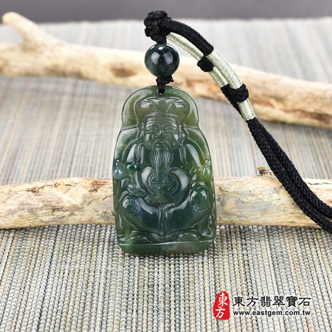 福德正神土地公財神爺項鍊玉珮情境照片  水草玉福德正神土地公財神爺項鍊玉珮（福德正神：福德正神土地公財神爺牌水草玉福德正神土地公財神爺玉珮、水草玉福德正神土地公財神爺玉墜）。綠色水草玉福德正神土地公財神爺，TD031。客製化訂做各種水草玉福德正神土地公財神爺吊墜玉珮項鍊。★附東方翡翠寶石保證卡