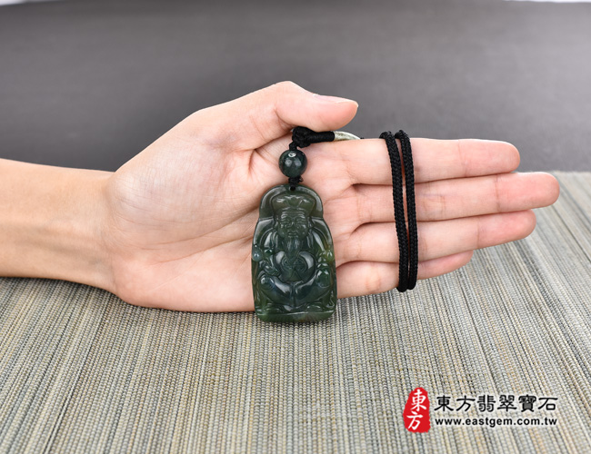 福德正神土地公財神爺項鍊玉珮大小示意圖  水草玉福德正神土地公財神爺項鍊玉珮（福德正神：福德正神土地公財神爺牌水草玉福德正神土地公財神爺玉珮、水草玉福德正神土地公財神爺玉墜）。綠色水草玉福德正神土地公財神爺，TD031。客製化訂做各種水草玉福德正神土地公財神爺吊墜玉珮項鍊。★附東方翡翠寶石保證卡