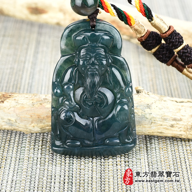 福德正神土地公財神爺項鍊玉珮正面照片  水草玉福德正神土地公財神爺項鍊玉珮（福德正神：福德正神土地公財神爺牌水草玉福德正神土地公財神爺玉珮、水草玉福德正神土地公財神爺玉墜）。墨綠帶褐水草玉福德正神土地公財神爺，TD032。客製化訂做各種水草玉福德正神土地公財神爺吊墜玉珮項鍊。★附東方翡翠寶石保證卡