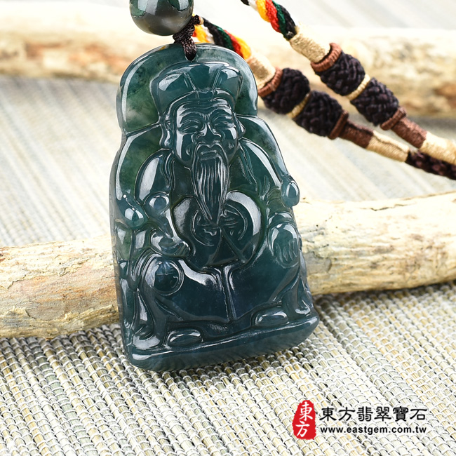 福德正神土地公財神爺項鍊玉珮左側照片  水草玉福德正神土地公財神爺項鍊玉珮（福德正神：福德正神土地公財神爺牌水草玉福德正神土地公財神爺玉珮、水草玉福德正神土地公財神爺玉墜）。墨綠帶褐水草玉福德正神土地公財神爺，TD032。客製化訂做各種水草玉福德正神土地公財神爺吊墜玉珮項鍊。★附東方翡翠寶石保證卡
