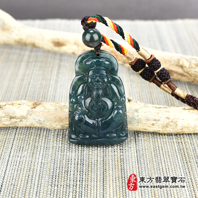 福德正神土地公財神爺項鍊玉珮情境照片  水草玉福德正神土地公財神爺項鍊玉珮（福德正神：福德正神土地公財神爺牌水草玉福德正神土地公財神爺玉珮、水草玉福德正神土地公財神爺玉墜）。墨綠帶褐水草玉福德正神土地公財神爺，TD032。客製化訂做各種水草玉福德正神土地公財神爺吊墜玉珮項鍊。★附東方翡翠寶石保證卡