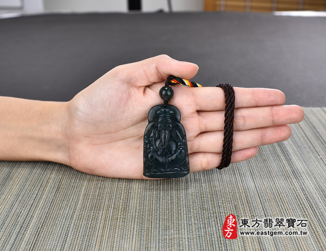福德正神土地公財神爺項鍊玉珮大小示意圖  水草玉福德正神土地公財神爺項鍊玉珮（福德正神：福德正神土地公財神爺牌水草玉福德正神土地公財神爺玉珮、水草玉福德正神土地公財神爺玉墜）。墨綠帶褐水草玉福德正神土地公財神爺，TD032。客製化訂做各種水草玉福德正神土地公財神爺吊墜玉珮項鍊。★附東方翡翠寶石保證卡