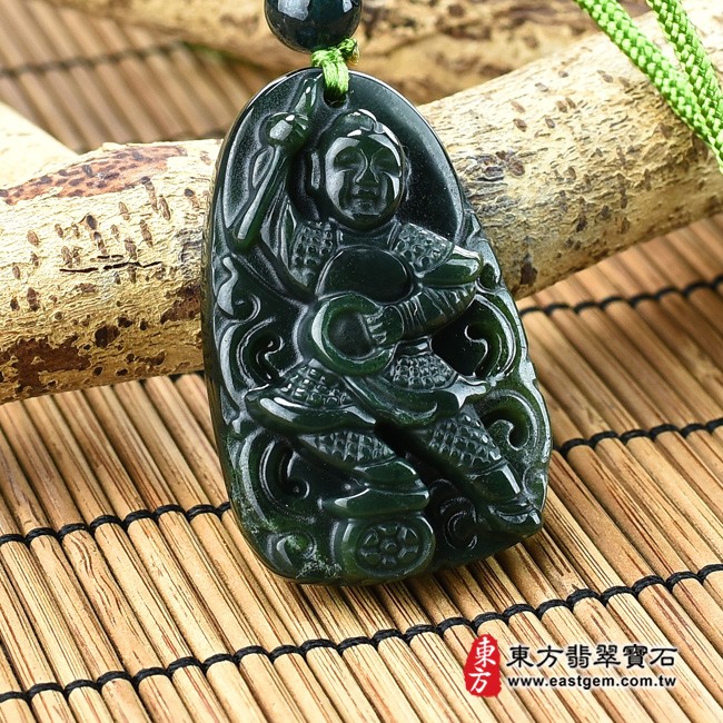 三太子項鍊玉珮左側照片  水草玉哪吒三太子項鍊玉珮（中壇元帥、哪吒：哪吒三太子牌水草玉三太子玉珮、水草玉哪吒三太子玉墜）。墨綠水草玉三太子，TT081。客製化訂做各種水草玉哪吒三太子吊墜玉珮項鍊。★附東方翡翠寶石保證卡