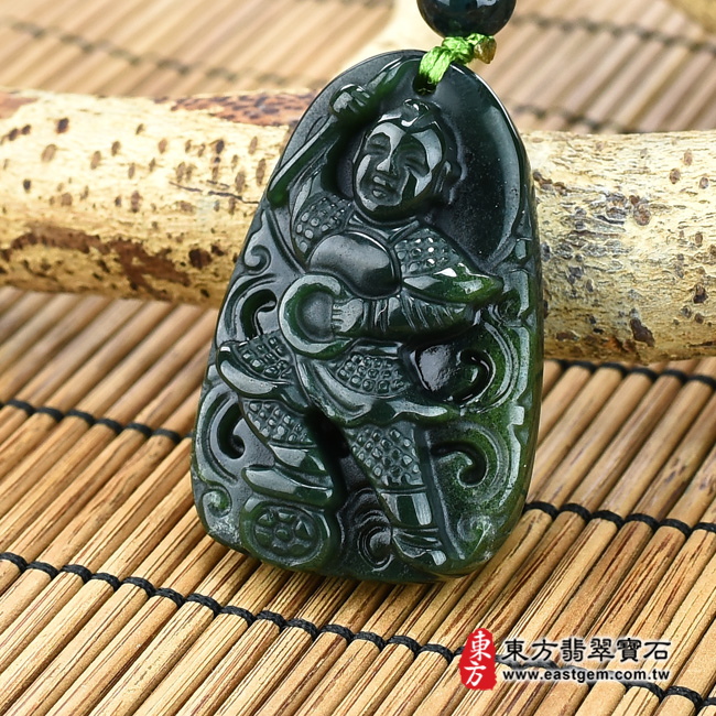 三太子項鍊玉珮右側照片  水草玉哪吒三太子項鍊玉珮（中壇元帥、哪吒：哪吒三太子牌水草玉三太子玉珮、水草玉哪吒三太子玉墜）。墨綠水草玉三太子，TT081。客製化訂做各種水草玉哪吒三太子吊墜玉珮項鍊。★附東方翡翠寶石保證卡